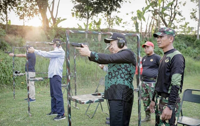Bupati Hendy dan Wabup Nikmati Latihan Menembak Bersama BRIGIF Raider 9 KOSTRAD Jember